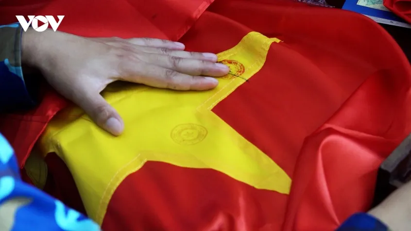 Hành trình lan tỏa tình yêu biển đảo từ những lá cờ Tổ quốc mang dấu Trường Sa